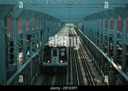 Train on the Williamsburg Bridge, Brooklyn, New York Stock Photo