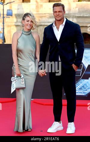 Alan Ritchson mit Ehefrau Catherine Ritchson bei der Amazon Freevee und