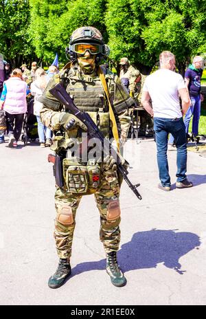Samara, Russia - May 13, 2023: Russian soldier in camouflage army uniform with army rifle in hands at the street during the city holiday Stock Photo