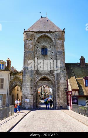 Porte de Bourgogne ('Burgundy Gate') fortified tower in the ancient walls of the medieval town of Moret-sur-Loing in Seine et Marne, France Stock Photo