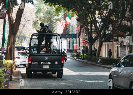 Secretariat of Citizen Security (SSC) public safety police stand on the back of a pickup truck in Juárez, Mexico City Stock Photo