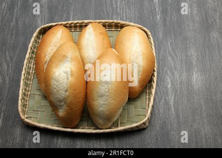 https://l450v.alamy.com/450v/2r1fct0/fresh-delicious-fluffy-hot-freshly-made-mexican-bolillo-bread-white-bread-loaf-french-bread-made-from-wheat-flour-ready-to-eat-in-a-basket-2r1fct0.jpg
