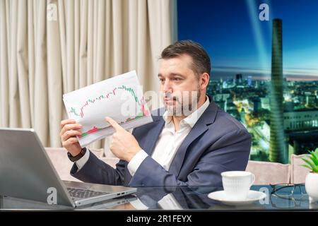 coach conducts financial online investment training. Chatting online on laptop at workplace. Stock Photo