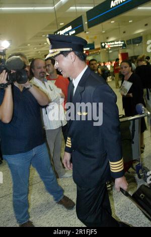 Captain Robert Ting, pilot of the first commercial Singapore Airlines A380 flight, between Singapore and Sydney, in the Arrivals Lounge of Sydney (Kingsford Smith) Airport. Sydney, Australia. 25.10.07. Stock Photo