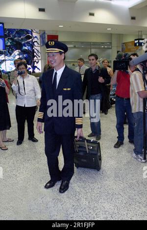 Captain Robert Ting, pilot of the first commercial Singapore Airlines A380 flight, between Singapore and Sydney, in the Arrivals Lounge of Sydney (Kingsford Smith) Airport. Sydney, Australia. 25.10.07. Stock Photo