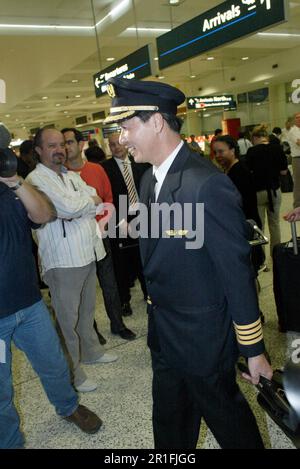 Captain Robert Ting, pilot of the first commercial Singapore Airlines A380 flight, between Singapore and Sydney, in the Arrivals Lounge of Sydney (Kingsford Smith) Airport. Sydney, Australia. 25.10.07. Stock Photo