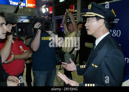 Captain Robert Ting, pilot of the first commercial Singapore Airlines A380 flight, between Singapore and Sydney, is met by the media in the Arrivals Lounge of Sydney (Kingsford Smith) Airport. Sydney, Australia. 25.10.07. Stock Photo