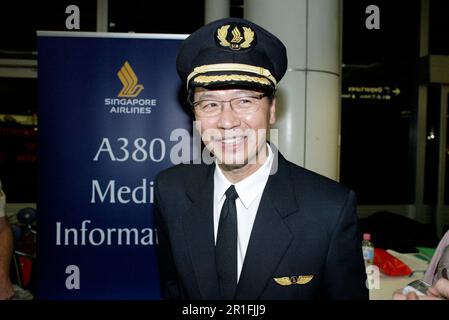 Captain Robert Ting, pilot of the first commercial Singapore Airlines A380 flight, between Singapore and Sydney, in the Arrivals Lounge of Sydney (Kingsford Smith) Airport. Sydney, Australia. 25.10.07. Stock Photo