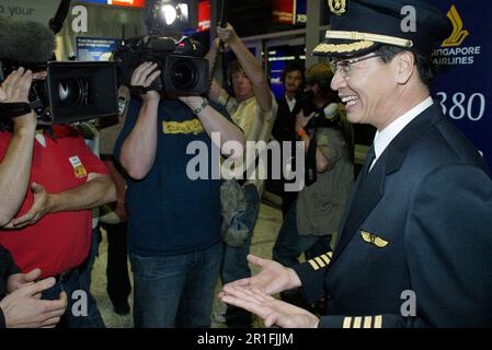 Captain Robert Ting, pilot of the first commercial Singapore Airlines A380 flight, between Singapore and Sydney, is met by the media in the Arrivals Lounge of Sydney (Kingsford Smith) Airport. Sydney, Australia. 25.10.07. Stock Photo