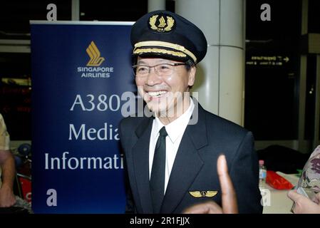 Captain Robert Ting, pilot of the first commercial Singapore Airlines A380 flight, between Singapore and Sydney, in the Arrivals Lounge of Sydney (Kingsford Smith) Airport. Sydney, Australia. 25.10.07. Stock Photo