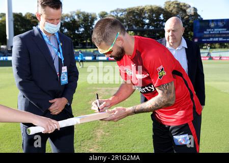 ADELAIDE, AUSTRALIA - DECEMBER 09: Captain Kane Richardson of Melbourne Renegades signing a bat for Cancer Council before the Big Bash League cricket match between Adelaide Strikers and Melbourne Renegades at The Adelaide Oval on December 09, 2021 in Sydney, Australia. Stock Photo