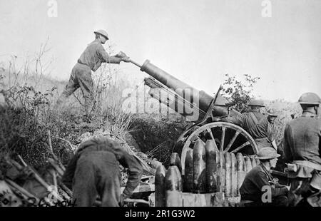 Archival Photo: American 155 mm artillery cooperating with the 29th Division in position on road just taken from the Germans. Battery A 324th artillery, 158th Brigade in France ca. 1917-1918 Stock Photo