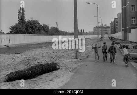 GDR, Berlin, 28.04.1990, Children playing between the walls on Bernauer Strasse (Wolliner Str.) Stock Photo