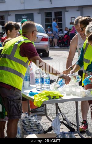 Helpers setting up the water station for the Framlingham Flyers 10km road race Stock Photo