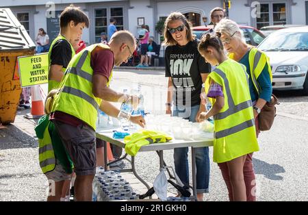 Helpers setting up the water station for the Framlingham Flyers 10km road race Stock Photo