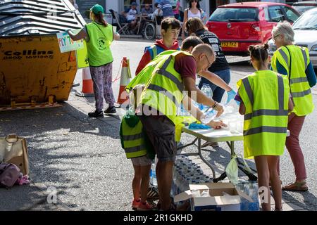 Helpers setting up the water station for the Framlingham Flyers 10km road race Stock Photo