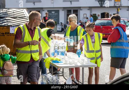 Helpers setting up the water station for the Framlingham Flyers 10km road race Stock Photo