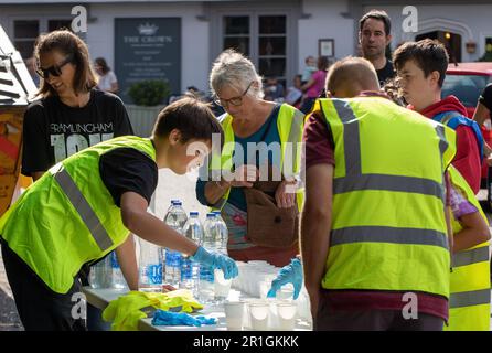 Helpers setting up the water station for the Framlingham Flyers 10km road race Stock Photo