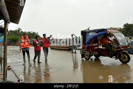 Cox's Bazar. 14th May, 2023. Volunteers help people evacuate as Cyclone Mocha cross the coastal Cox's Bazar in Bangladesh, May 14, 2023. Extremely dangerous Cyclone Mocha began crossing the Bangladesh and Myanmar coasts Sunday, a senior official of Bangladesh Meteorological Department (BMD) told Xinhua. Mocha has a diameter of more than 500 km and its impact will be felt in many areas of Bangladesh, the BMD Director Md Azizur Rahman. Credit: Xinhua/Alamy Live News Stock Photo