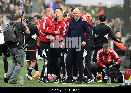 ROTTERDAM - (lr) Feyenoord coach Arne Slot celebrates the title after the Dutch premier league match between Feyenoord and Go Ahead Eagles at Feyenoord Stadion de Kuip on May 14, 2023 in Rotterdam, Netherlands. ANP OLAF KRAAK Stock Photo