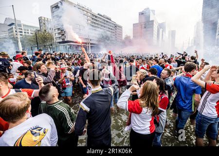 ROTTERDAM - Feyenoord fans in the Hofpleinfontein after their club's won match against Go Ahead Eagles. The Rotterdam club has won the sixteenth national title. ANP ROB ENGELAAR netherlands out - belgium out Stock Photo