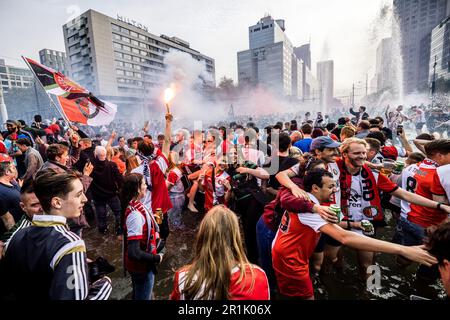 ROTTERDAM - Feyenoord fans in the Hofpleinfontein after their club's won match against Go Ahead Eagles. The Rotterdam club has won the sixteenth national title. ANP ROB ENGELAAR netherlands out - belgium out Stock Photo