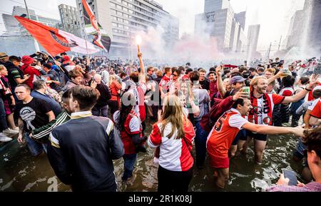 ROTTERDAM - Feyenoord fans in the Hofpleinfontein after their club's won match against Go Ahead Eagles. The Rotterdam club has won the sixteenth national title. ANP ROB ENGELAAR netherlands out - belgium out Stock Photo