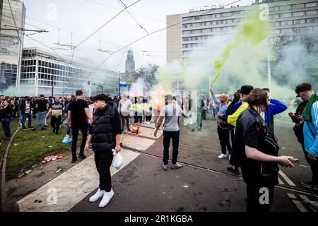 ROTTERDAM - Feyenoord fans in the Hofpleinfontein after their club's won match against Go Ahead Eagles. The Rotterdam club has won the sixteenth national title. ANP ROB ENGELAAR netherlands out - belgium out Stock Photo