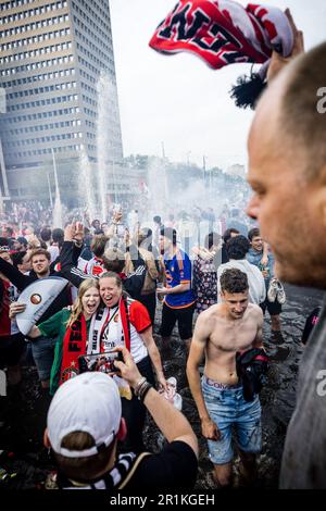 ROTTERDAM - Feyenoord fans in the Hofpleinfontein after their club's won match against Go Ahead Eagles. The Rotterdam club has won the sixteenth national title. ANP ROB ENGELAAR netherlands out - belgium out Stock Photo