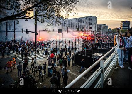 ROTTERDAM - Feyenoord fans in the Hofpleinfontein after their club's won match against Go Ahead Eagles. The Rotterdam club has won the sixteenth national title. ANP ROB ENGELAAR netherlands out - belgium out Stock Photo