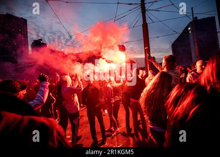 ROTTERDAM - Feyenoord fans in the Hofpleinfontein after their club's won match against Go Ahead Eagles. The Rotterdam club has won the sixteenth national title. ANP ROB ENGELAAR netherlands out - belgium out Stock Photo