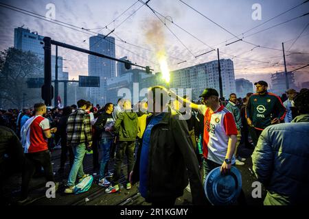 ROTTERDAM - Feyenoord fans in the Hofpleinfontein after their club's won match against Go Ahead Eagles. The Rotterdam club has won the sixteenth national title. ANP ROB ENGELAAR netherlands out - belgium out Stock Photo