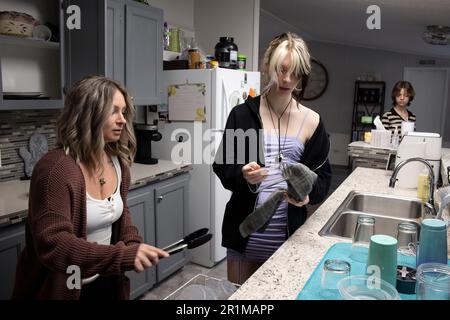 Dallas, Georgia, USA. 4th May, 2023. Kai-Lynn Diamond, 18, with mother