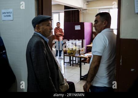 Izmir, Turkey. 14th May, 2023. People are waiting for their turn to vote. Turkish voters proceed to their respective precincts to vote for their favored candidates in the 2023 presidential and parliamentary elections in Turkey. It is said that this is the biggest elections in Turkey history. (Photo by Murat Kocabas/SOPA Images/Sipa USA) Credit: Sipa USA/Alamy Live News Stock Photo