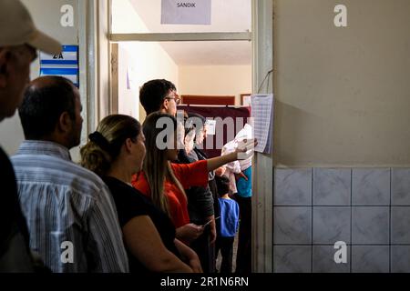 Izmir, Turkey. 14th May, 2023. People are waiting for their turn to vote. Turkish voters proceed to their respective precincts to vote for their favored candidates in the 2023 presidential and parliamentary elections in Turkey. It is said that this is the biggest elections in Turkey history. (Photo by Murat Kocabas/SOPA Images/Sipa USA) Credit: Sipa USA/Alamy Live News Stock Photo