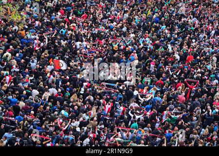 Rotterdam, Netherlands. 15th May, 2023. Rotterdam - Feyenoord supporters during the traditional celebrations of winning the Dutch Eredivisie at de Coolsingel on 15 May 2023 in Rotterdam, Netherlands. Credit: box to box pictures/Alamy Live News Stock Photo
