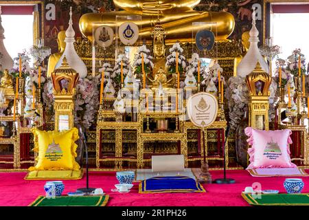Small Buddha statue mt gift table, Wat Saket, Temple of the Golden Mountain, Wat Saket Ratcha Wora Maha Wihan, Bangkok, Thailand, Asia Stock Photo