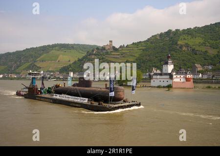 St. Goar, Germany. 15th May, 2023. The U17 submarine decommissioned by the Navy passes the Middle Rhine. On May 17, the 48-meter-long boat is scheduled to land in Speyer and be transported by road to the Technik Museum. Later, it will be on permanent display in Sinsheim (Baden-Württemberg). Credit: Thomas Frey/dpa/Alamy Live News Stock Photo