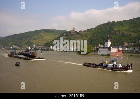 St. Goar, Germany. 15th May, 2023. The U17 submarine, which has been decommissioned by the Navy, passes the Pfalzgrafenstein customs castle on the Rhine near Kaub. On May 17, the 48-meter-long boat is scheduled to land in Speyer and be transported by road to the Technik Museum. Later, it will be on permanent display in Sinsheim (Baden-Württemberg). Credit: Thomas Frey/dpa/Alamy Live News Stock Photo