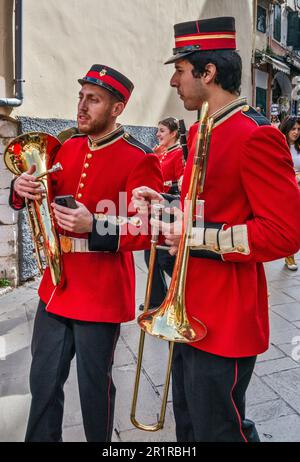 Musicians of The Old Philharmonic marching band, ready to perform, Nikiforou Theotoki street in Campiello (Old Town of Corfu) section, Holy Saturday, Easter, in town of Corfu, Corfu Island, Greece Stock Photo