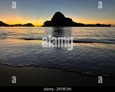 Silhouette of Cadlao island at sunset, El Nido, Palawan, Mimaropa, Luzon, Philippines Stock Photo