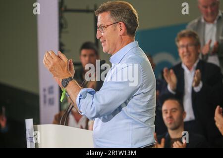 Oviedo, Spain, 15th May, 2023: The president of the Partido Popular, Alberto Nuñez Feijoo applauds during the rally of the Partido Popular in Oviedo, on May 15, 2023, at the Palacio de Exposiciones y Congresos Ciudad de Oviedo, in Oviedo, Spain . Credit: Alberto Brevers / Alamy Live News Stock Photo