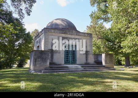 Bellefontaine Cemetery in St. Louis is home to the graves of Eberhard Anheuser, William S. Burroughs and William Clark Stock Photo