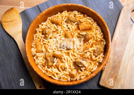 Paella fideua with chicken.Fideuá is a dish originally from Gandía that is  made in a similar way to paella, although based on noodles instead of rice  Stock Photo - Alamy