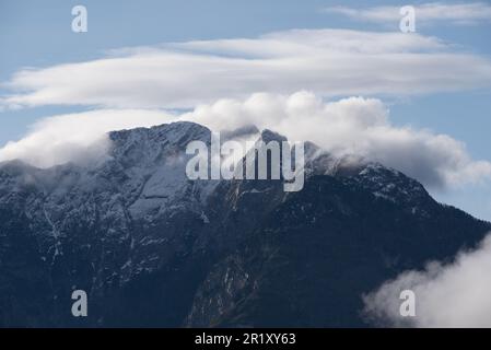 panorami delle montagne e boschi delle dolomiti all'alba con nuvole Stock Photo