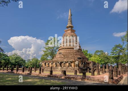 Wat Chang Lom, is a Buddhist temple complex (wat) in Sukhothai Historical Park, Sukhothai Province in the Northern Region of Thailand Stock Photo