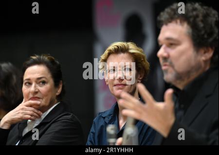 Bad Hersfeld, Germany. 16th May, 2023. Actress Charlotte Schwab (l-r) and director Tina Lanik listen to Intendant Joern Hinkel as he welcomes them to the start of rehearsals for 'King Lear'. Shakespeare's drama will celebrate its premiere at the 72nd Bad Hersfeld Festival on June 30, 2023. Credit: Uwe Zucchi/dpa/Alamy Live News Stock Photo