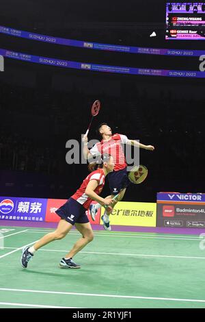 (230516) -- SUZHOU, May 16, 2023 (Xinhua) -- Zheng Siwei (top)/Huang Yaqiong compete against Hee Yong Kai Terry/Tan Wei Han Jessica during the mixed doubles group A match between China and Singapore at BWF Sudirman Cup in Suzhou, east China's Jiangsu Province, May 16, 2023. (Xinhua/Hou Zhaokang) Stock Photo