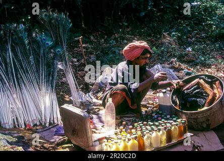 Narikurava Narikuravar indigenous tribal group selling medicine, Tamil Nadu, South India, India, Asia Stock Photo