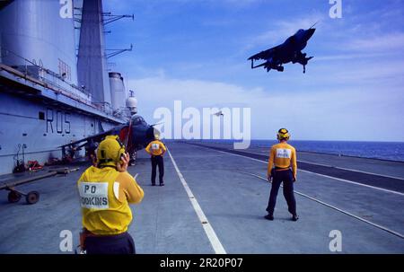 Harrier Jump Jet aircraft approach for landing on the deck of the HMS Invincible, 1984 Stock Photo